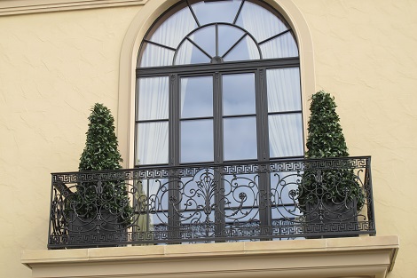 Laurus nobilis trees in planter victoria stile on a balcon of a villa. planter_victoria_stile_buy_online